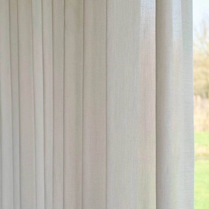 Silent Twill – natürlicher Akustikvorhang nach Maß mit seidigem Changeant-Effekt in modernen Farben